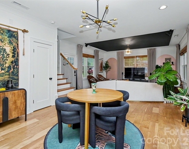 221 S Gardner Avenue - Photo Thumbnail 13