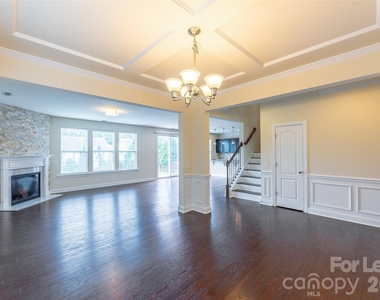 1310 Middlecrest Drive - Photo Thumbnail 14
