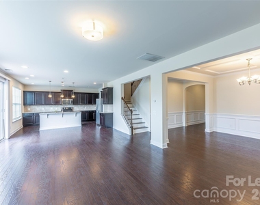1310 Middlecrest Drive - Photo Thumbnail 13