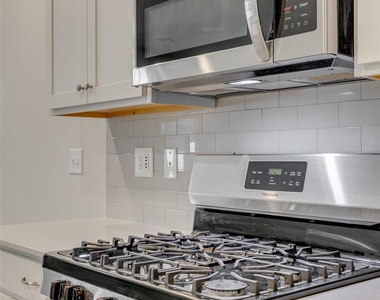 807 Gable Oak Lane - Photo Thumbnail 8