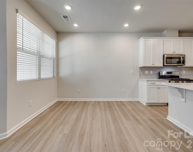807 Gable Oak Lane - Photo Thumbnail 9