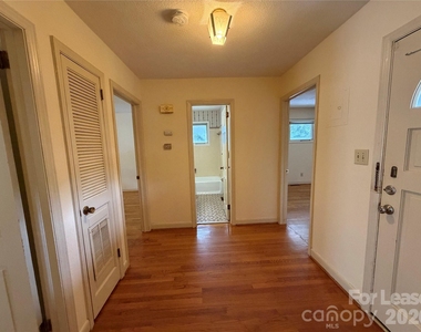 646 E Broad Street - Photo Thumbnail 7