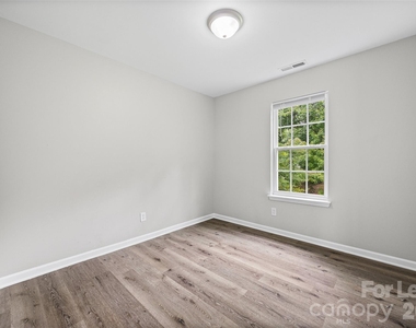 5194 Brooktree Drive - Photo Thumbnail 14