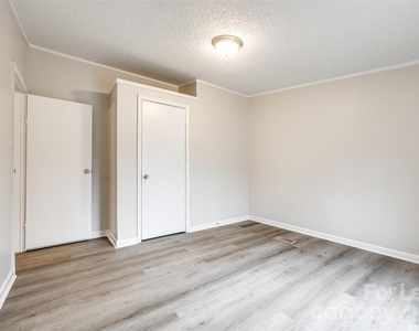 128 Summerglen Drive - Photo Thumbnail 17