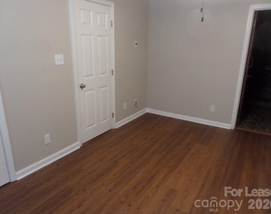 1109 E Morehead Street - Photo Thumbnail 10