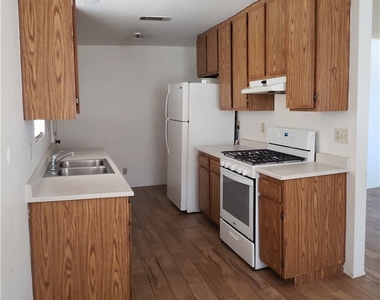 1964 W Oakland Avenue - Photo Thumbnail 2