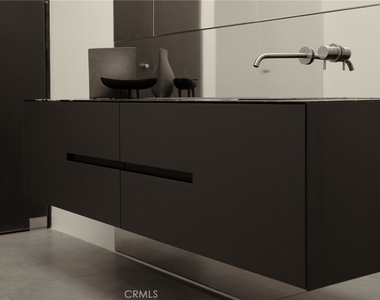 838 N Kings Road - Photo Thumbnail 8