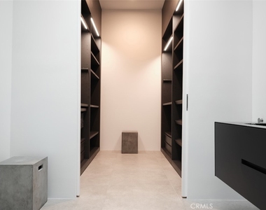 838 N Kings Road - Photo Thumbnail 4