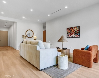 19350 Lanark Street - Photo Thumbnail 15