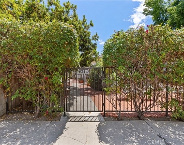 14618 Moorpark Street - Photo Thumbnail 11