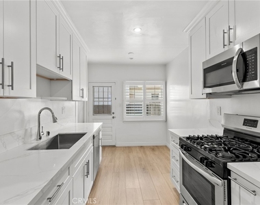 14618 Moorpark Street - Photo Thumbnail 4