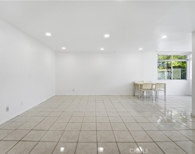 5301 Balboa Boulevard - Photo Thumbnail 6