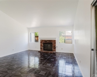 37347 Waterman Avenue - Photo Thumbnail 5