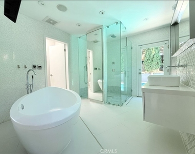 1801 Roscomare Road - Photo Thumbnail 17