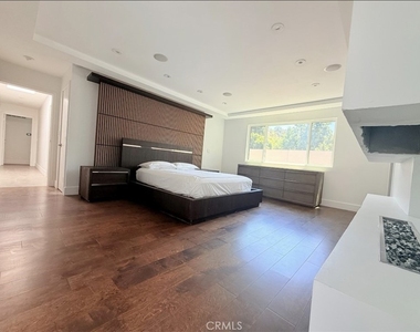 1801 Roscomare Road - Photo Thumbnail 16