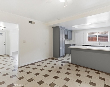 7082 Heil Ave - Photo Thumbnail 4