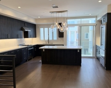1400 N Fuller - Photo Thumbnail 12