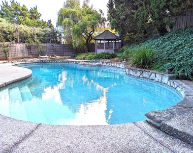 6525 Idlewild Court - Photo Thumbnail 18