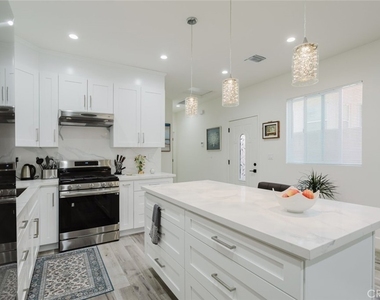 16713 Devonshire Street - Photo Thumbnail 15