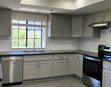 838 Fairview Avenue - Photo Thumbnail 5