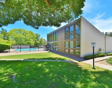 2067 Ascot Dr. - Photo Thumbnail 18