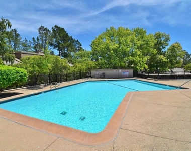 2067 Ascot Dr. - Photo Thumbnail 20