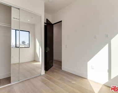 2817 S Redondo Boulevard - Photo Thumbnail 23