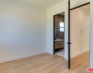 2817 S Redondo Boulevard - Photo Thumbnail 15