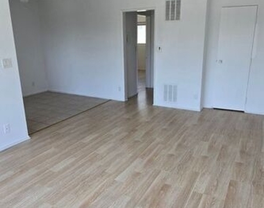 1308 N Poinsettia Place - Photo Thumbnail 2