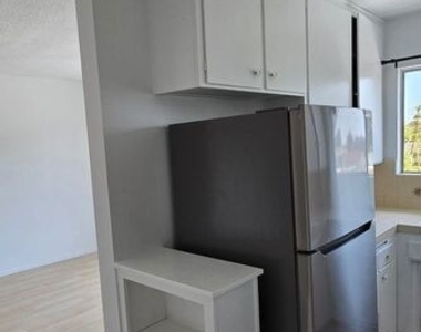 1308 N Poinsettia Place - Photo Thumbnail 5