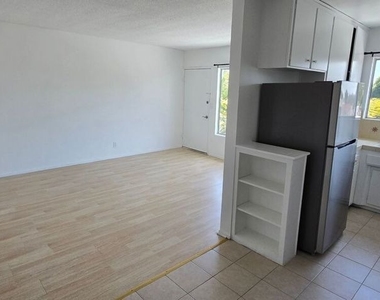 1308 N Poinsettia Place - Photo Thumbnail 3
