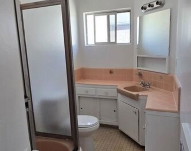 1308 N Poinsettia Place - Photo Thumbnail 10