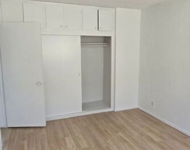 1308 N Poinsettia Place - Photo Thumbnail 9