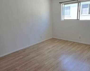 1308 N Poinsettia Place - Photo Thumbnail 8