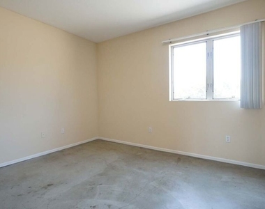 922 W 23rd Street - Photo Thumbnail 5