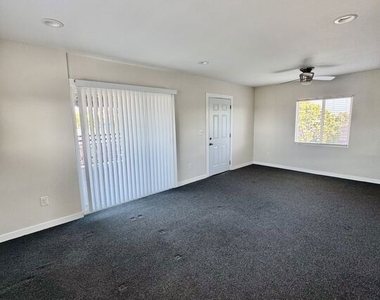 613 S Prairie Avenue - Photo Thumbnail 3