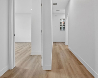 11444 Oxnard Street - Photo Thumbnail 37