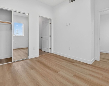 11444 Oxnard Street - Photo Thumbnail 3