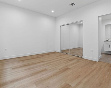 11444 Oxnard Street - Photo Thumbnail 43