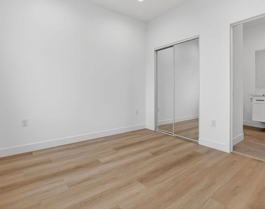 11444 Oxnard Street - Photo Thumbnail 7