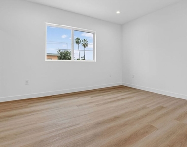 11444 Oxnard Street - Photo Thumbnail 38