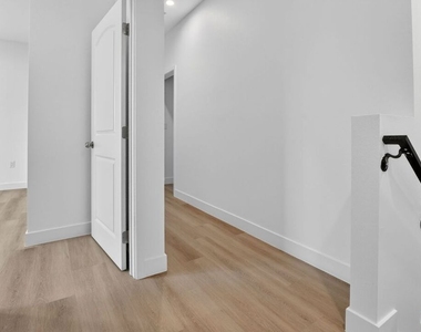 11444 Oxnard Street - Photo Thumbnail 32