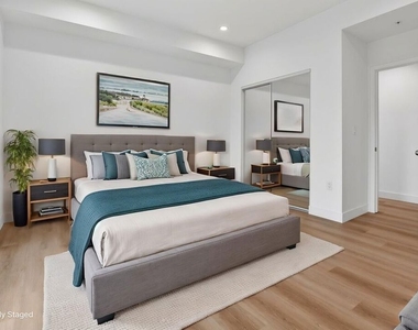 11444 Oxnard Street - Photo Thumbnail 18