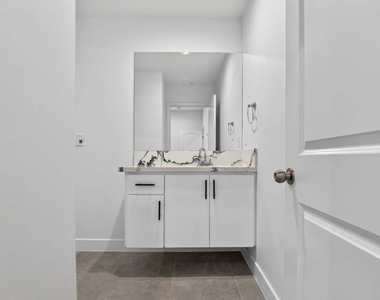11444 Oxnard Street - Photo Thumbnail 34