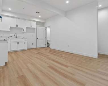 11444 Oxnard Street - Photo Thumbnail 2
