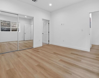 11444 Oxnard Street - Photo Thumbnail 44