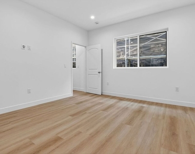 11444 Oxnard Street - Photo Thumbnail 33