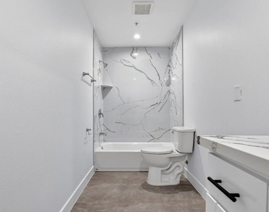 11444 Oxnard Street - Photo Thumbnail 36