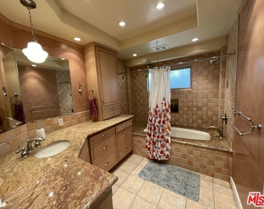 448 W 10th Street - Photo Thumbnail 8