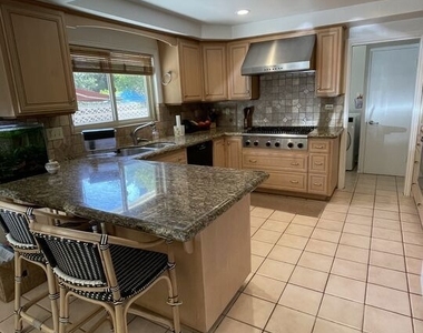 448 W 10th Street - Photo Thumbnail 5